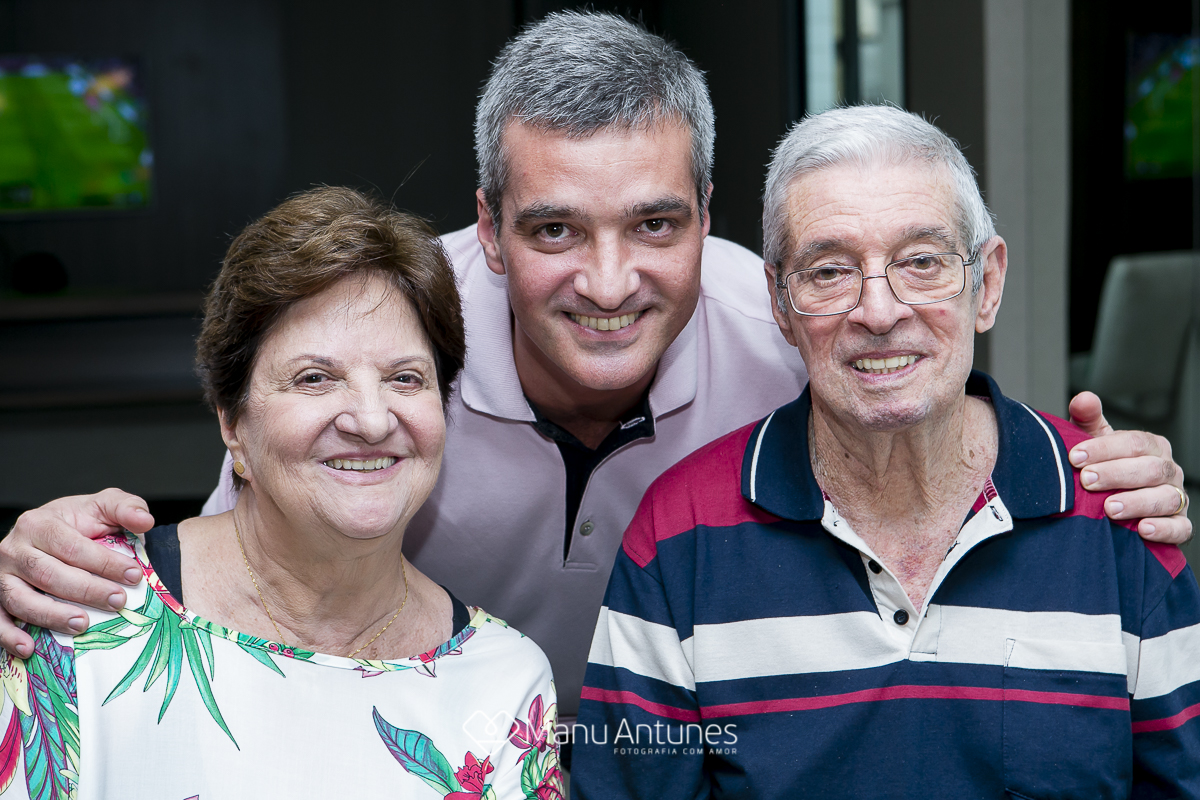 avós e filho em festa