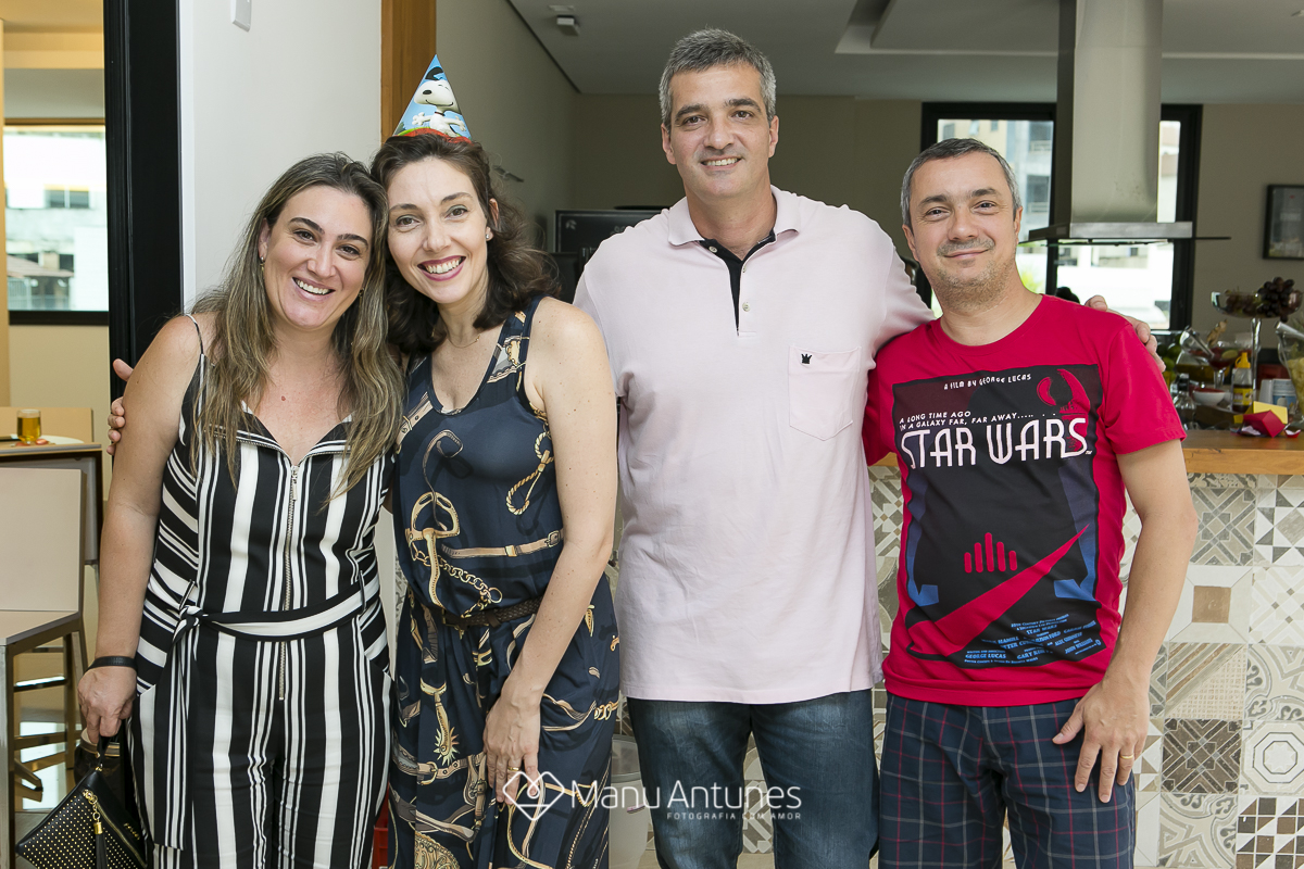 amigos e pais em festa infantil