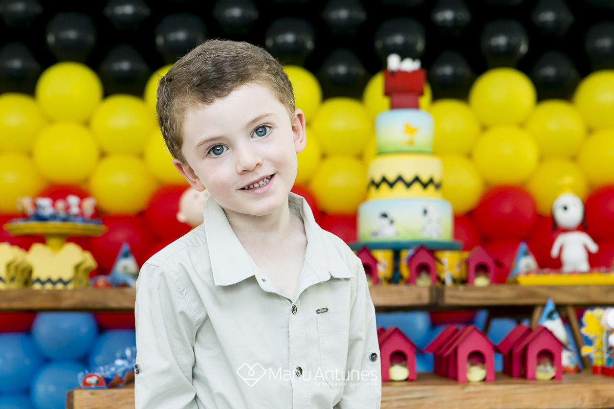 criança de olhos azuis