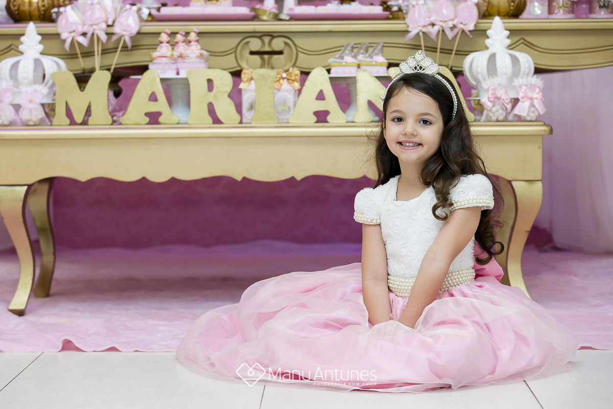 menina sentada na festa