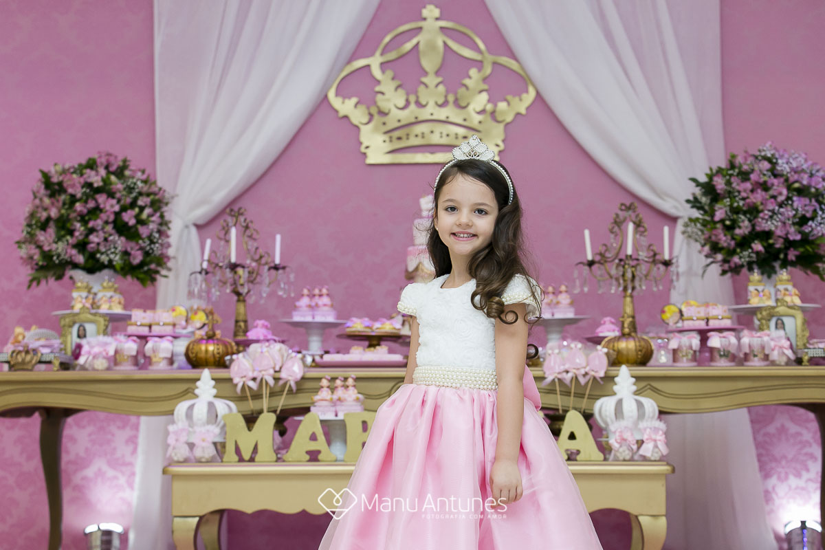 menina com roupa rosa