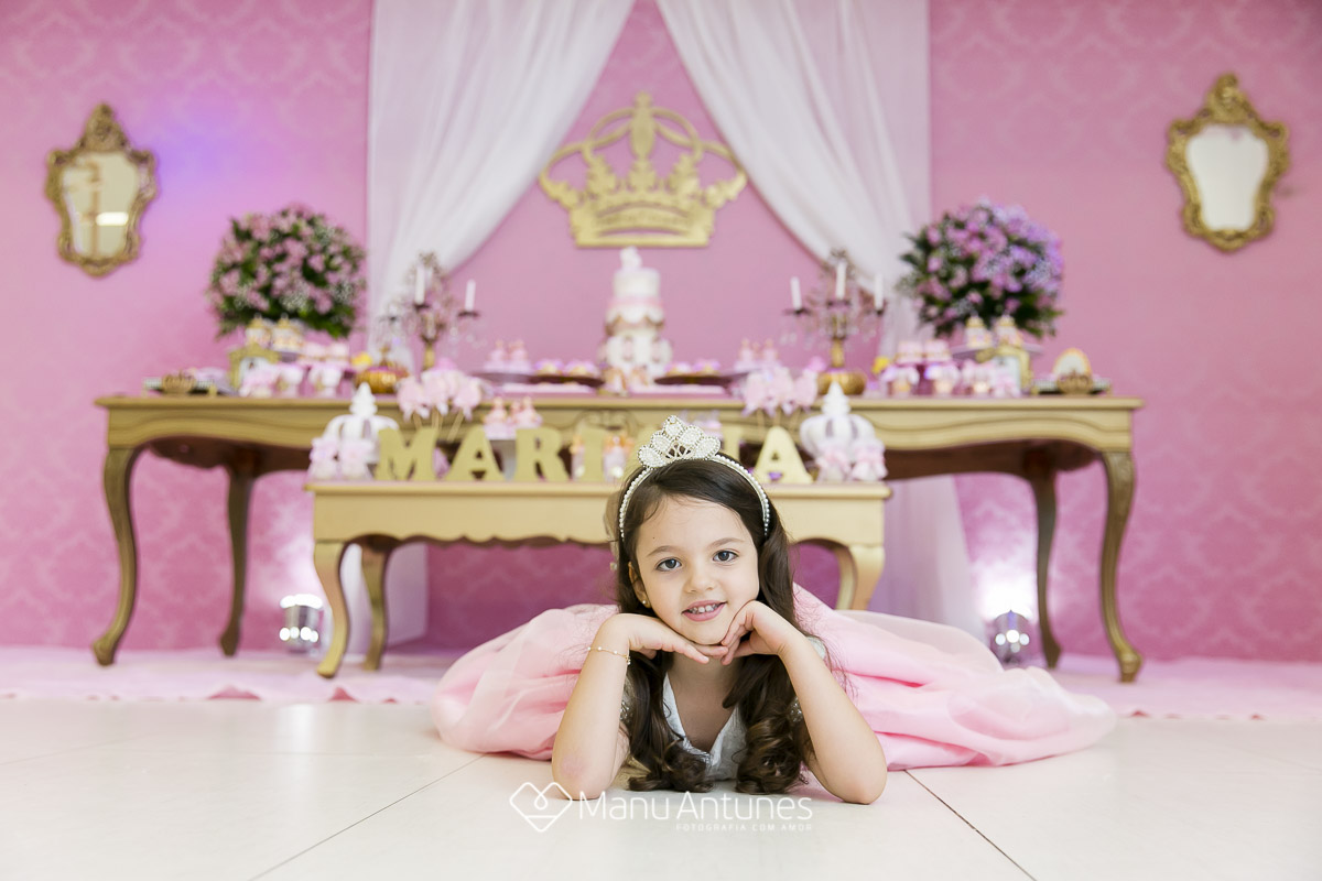 princesa deitada no chão