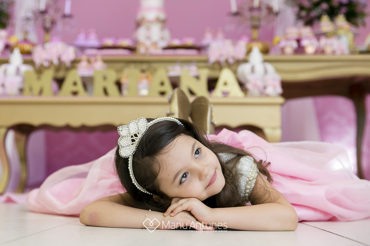 menina olhando pra cima