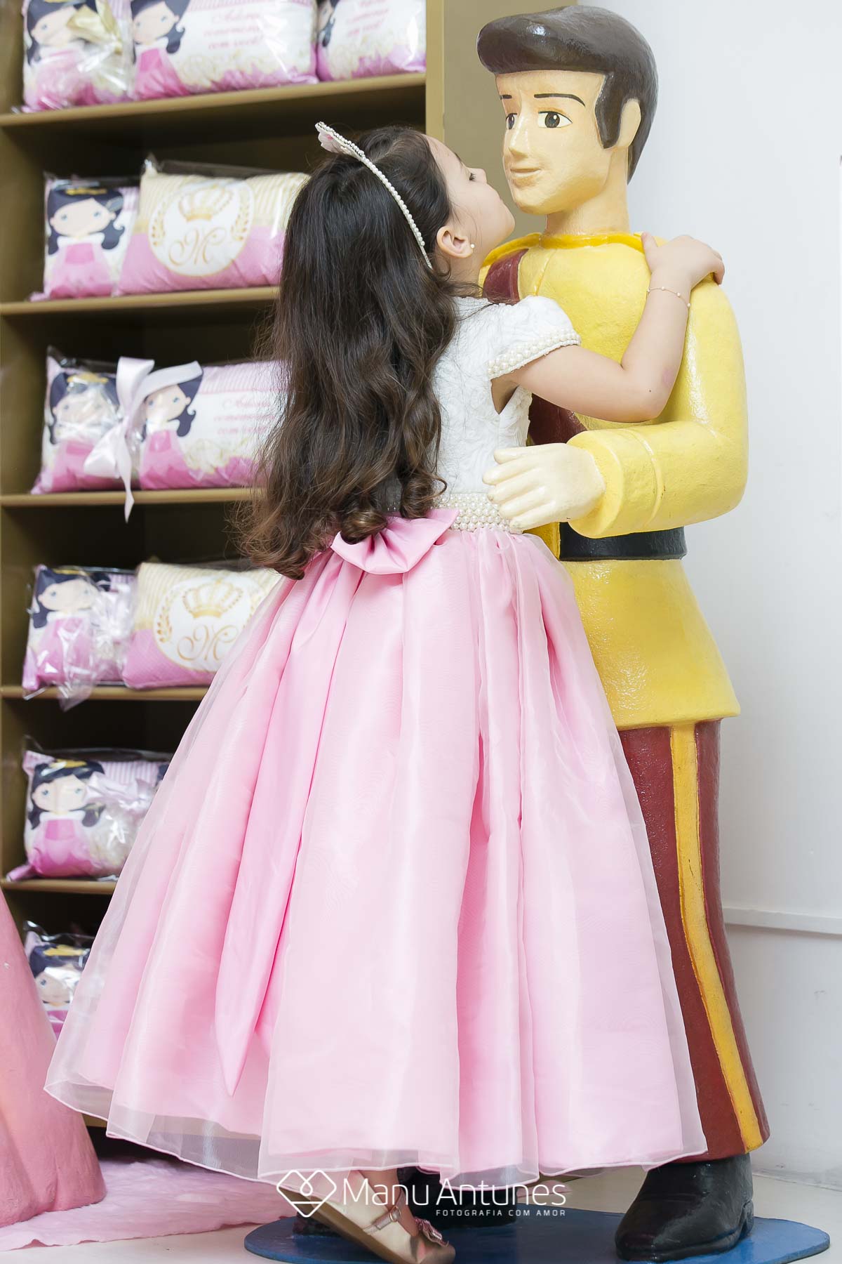 menina brincando na festa