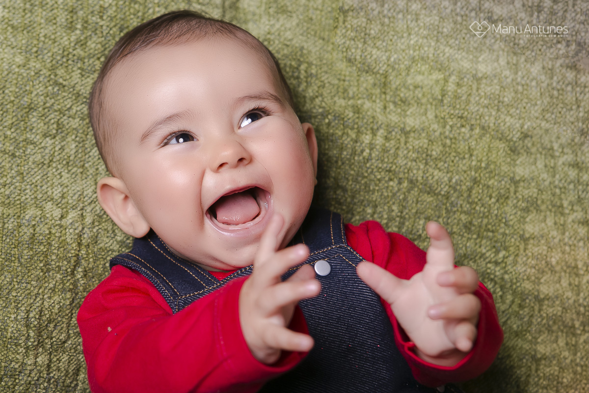 menino dando gargalhada