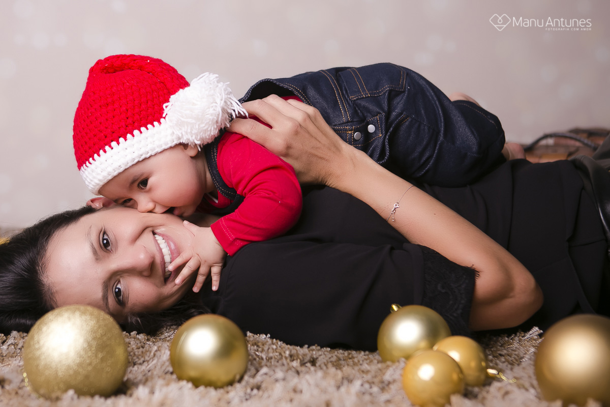 criança beijando a mãe