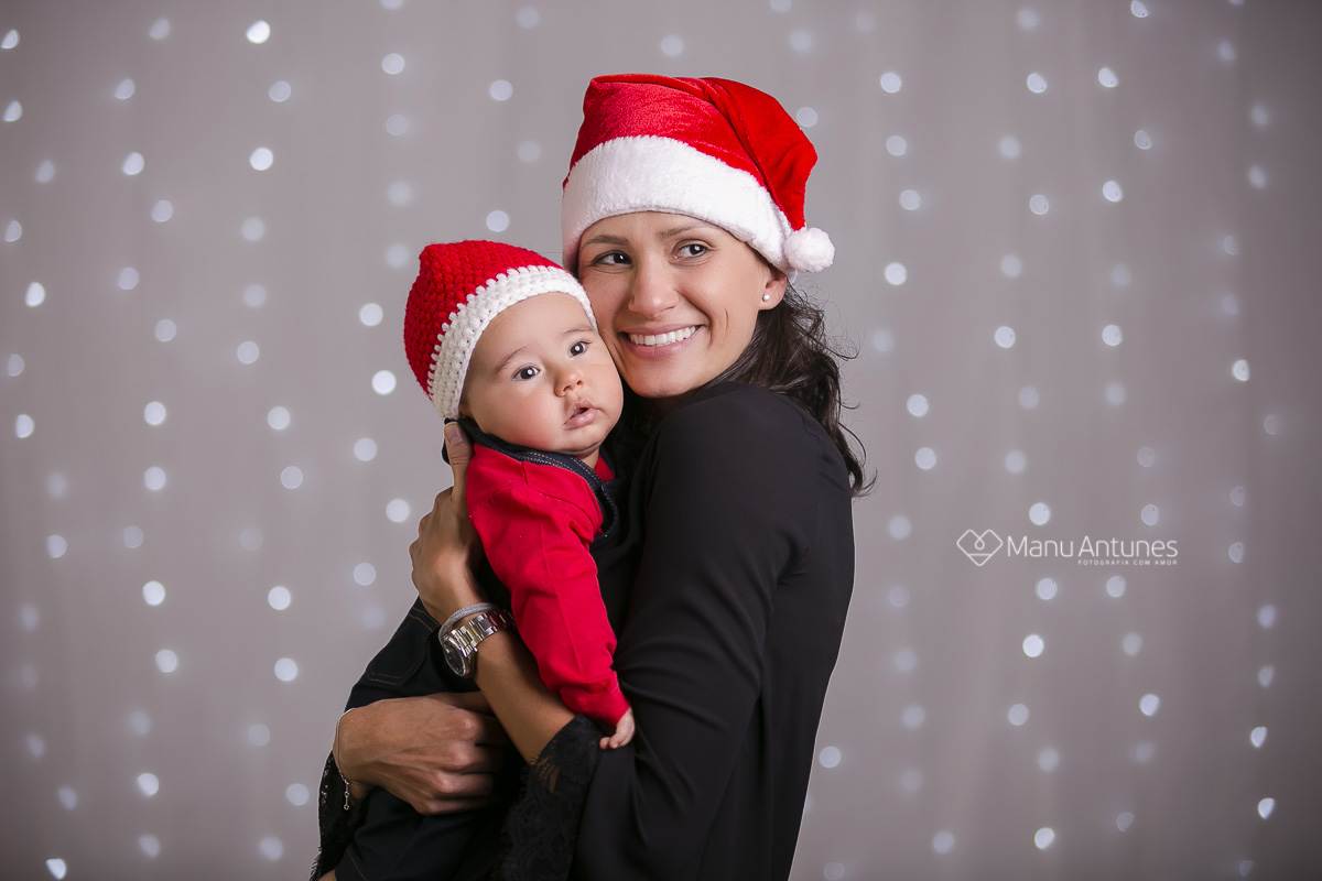 mãe e filho de gorro de natal