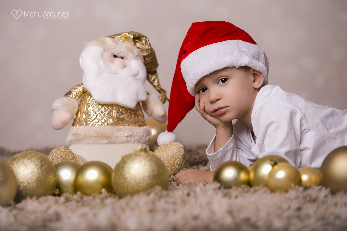 menino olhando para a foto
