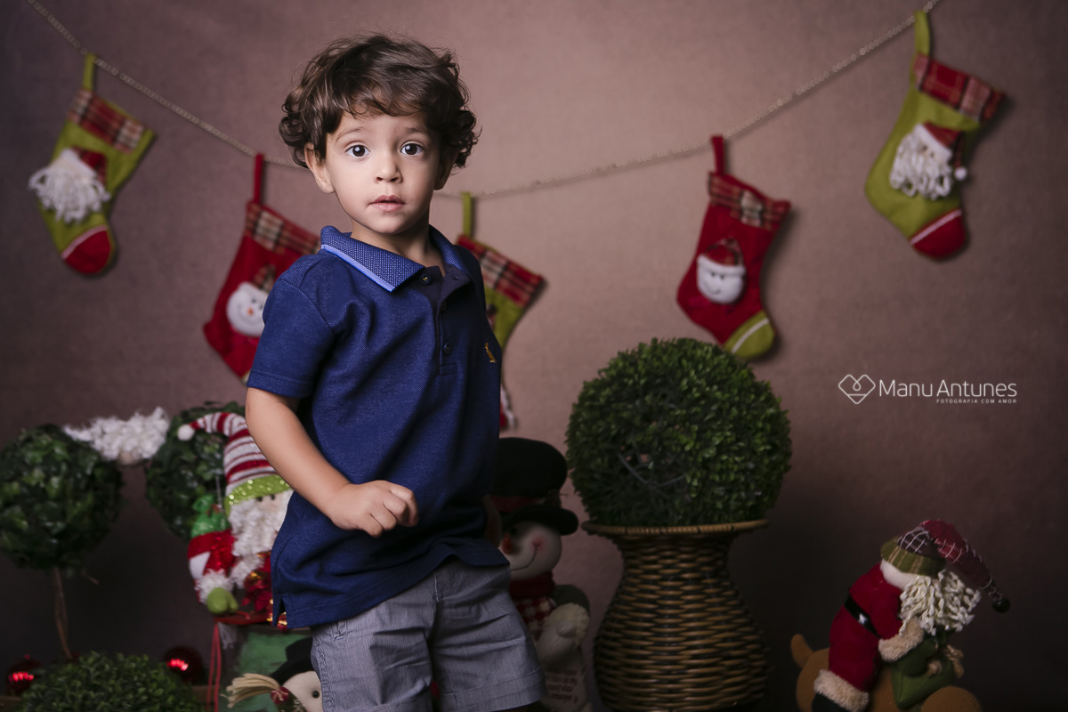 menino em estúdio de natal