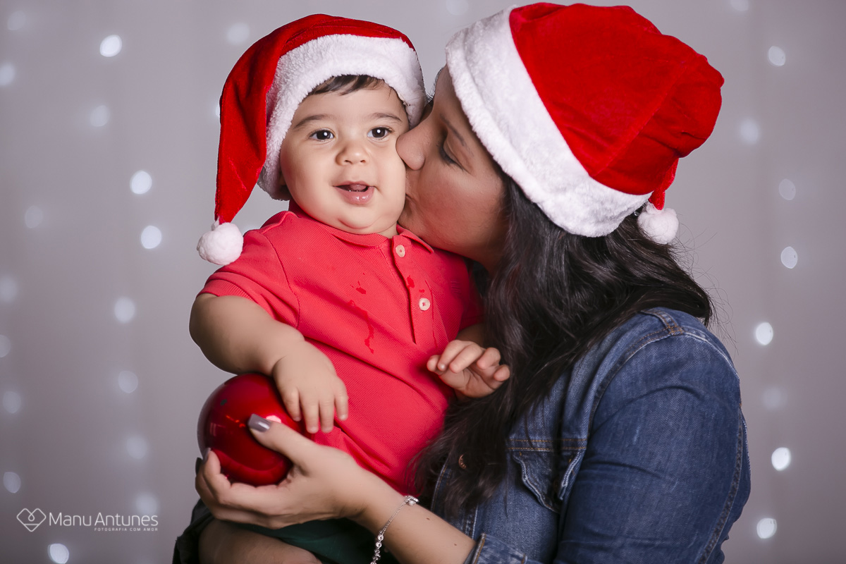 mãe beijando o filho