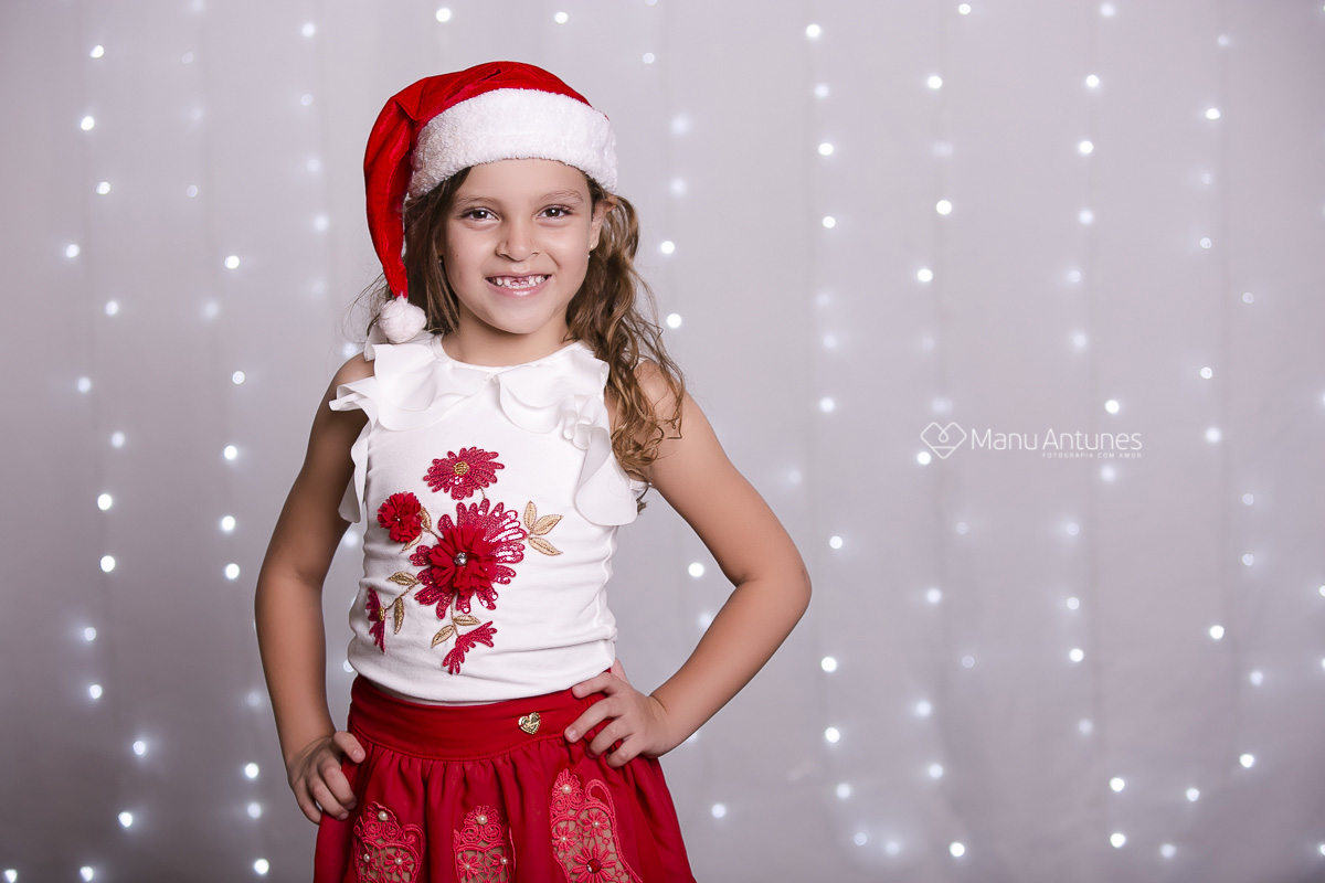 menina com janelinha nos dentes