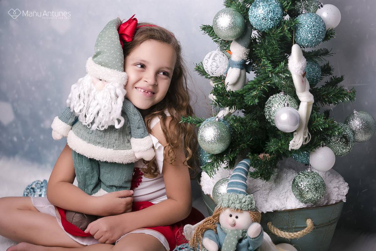 menina abraçando papai noel