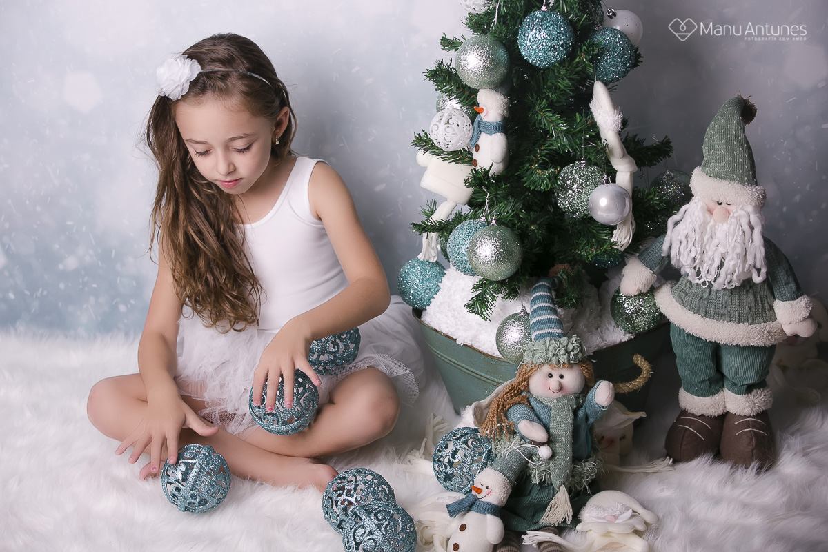 criança com bolas azuis