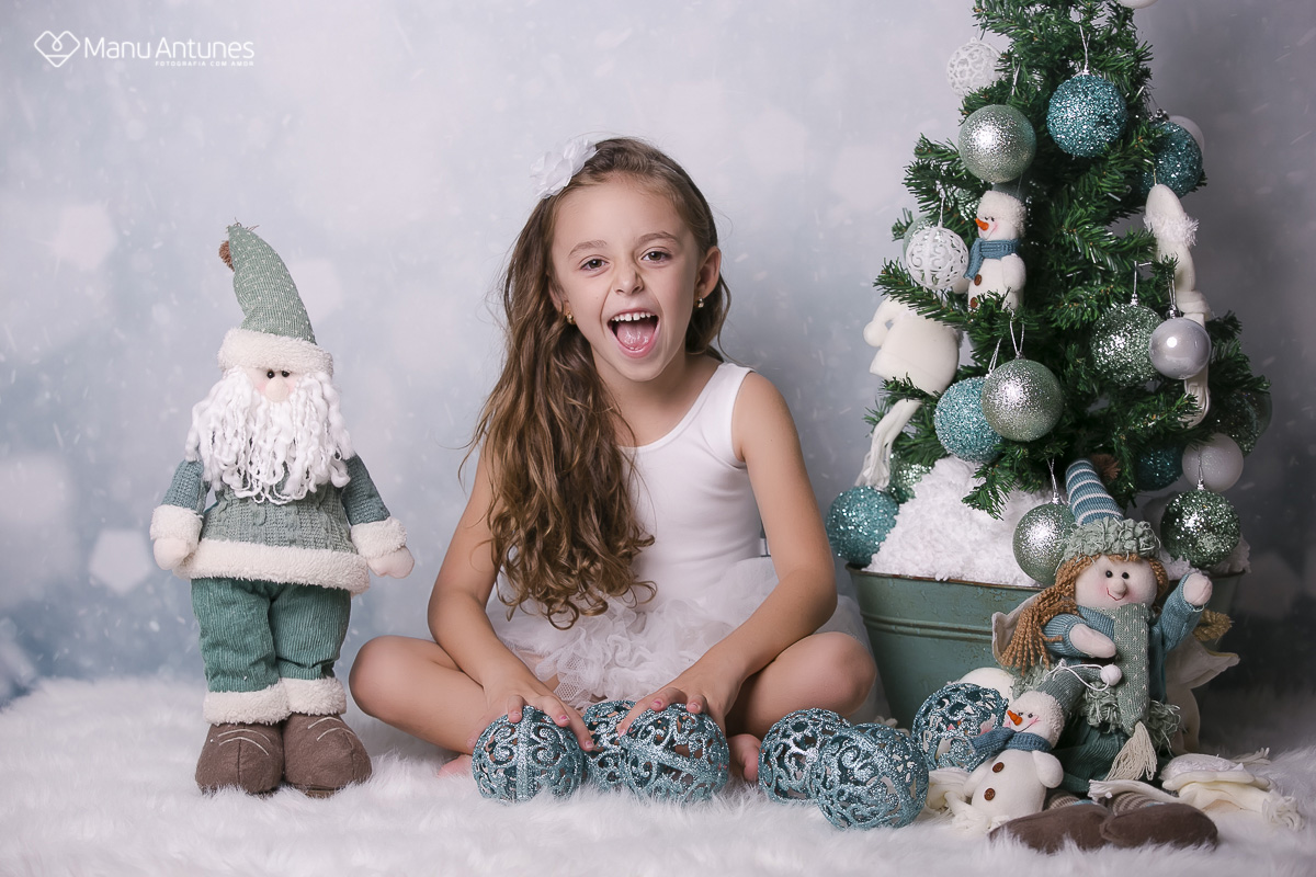 criança abrindo a boca