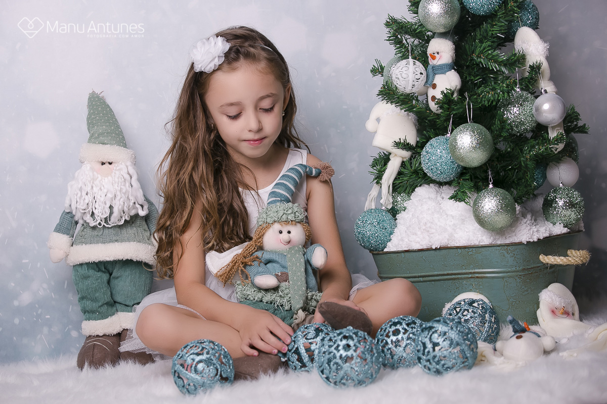 menina olhando pra baixo