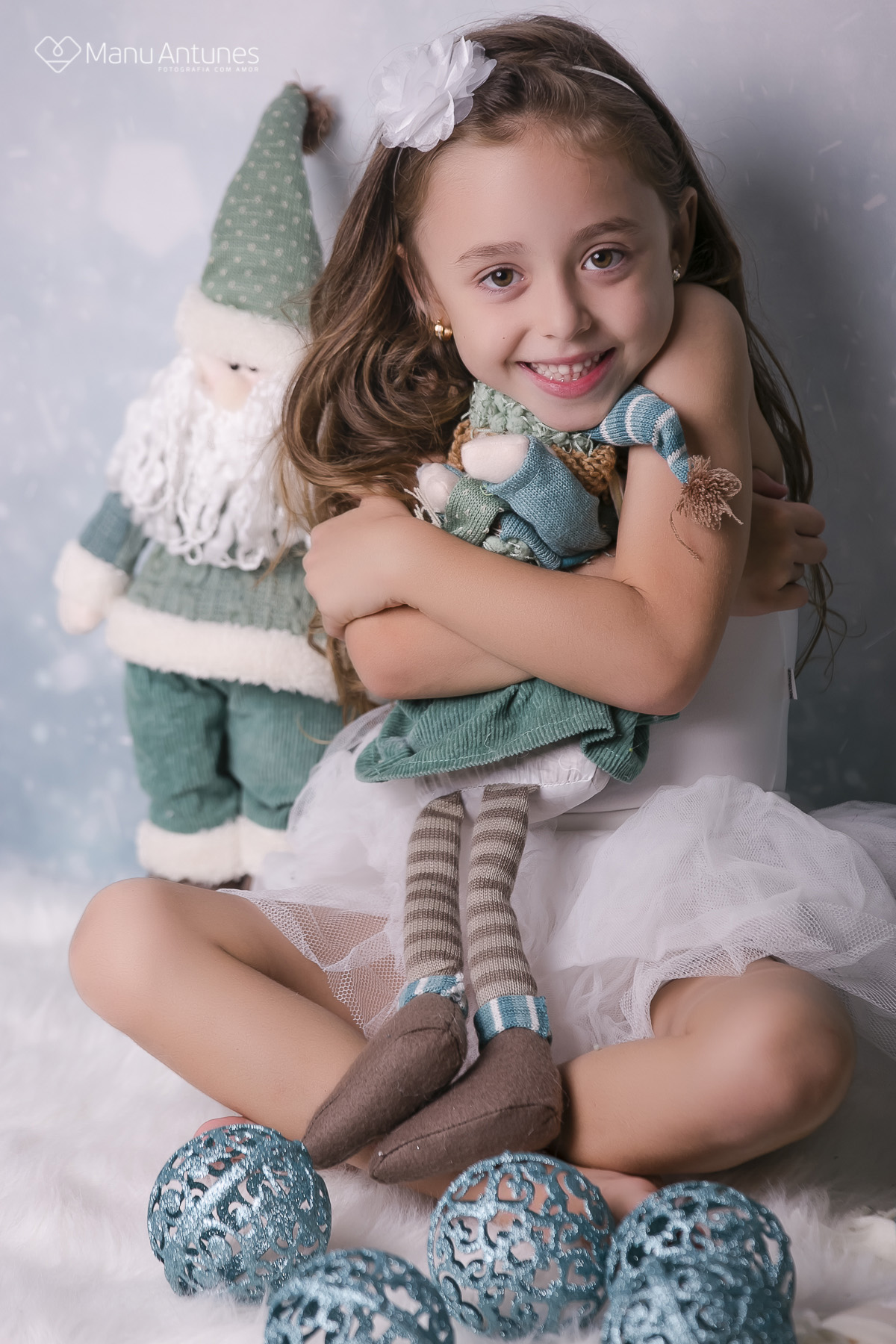 criança abraçando o papai noel