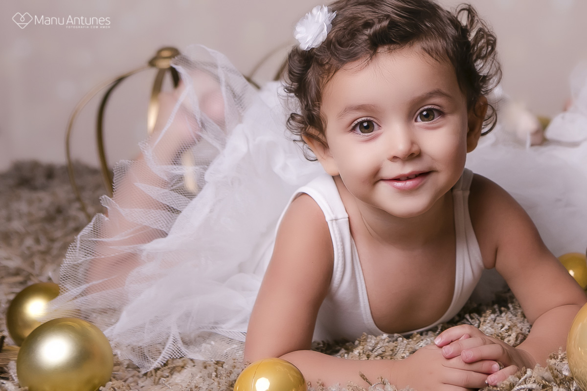 menina com vestido branco com bolinhas