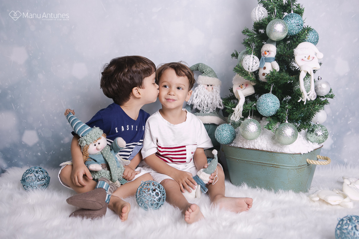 irmãos em fundo de natal