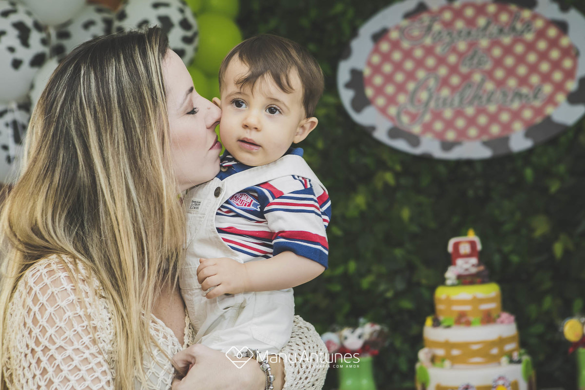 mulher beijando criança