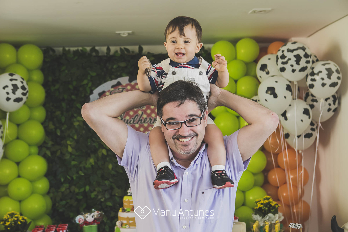 pai com filho nas costas