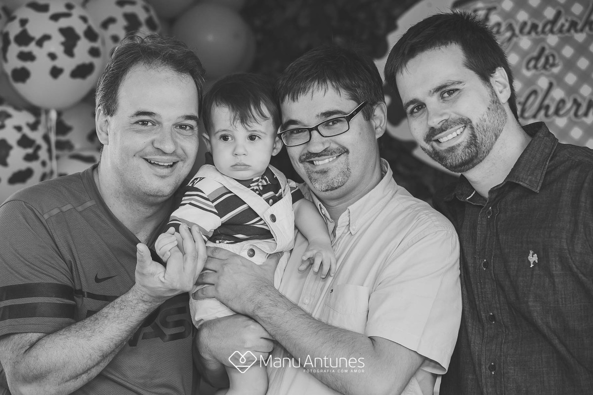 amigos e familiares em festa infantil