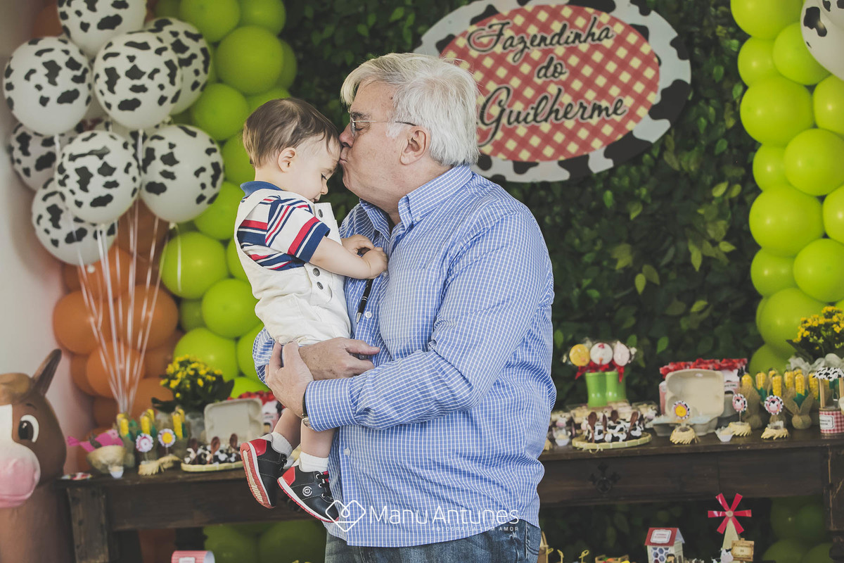 avô beijando a testa do neto