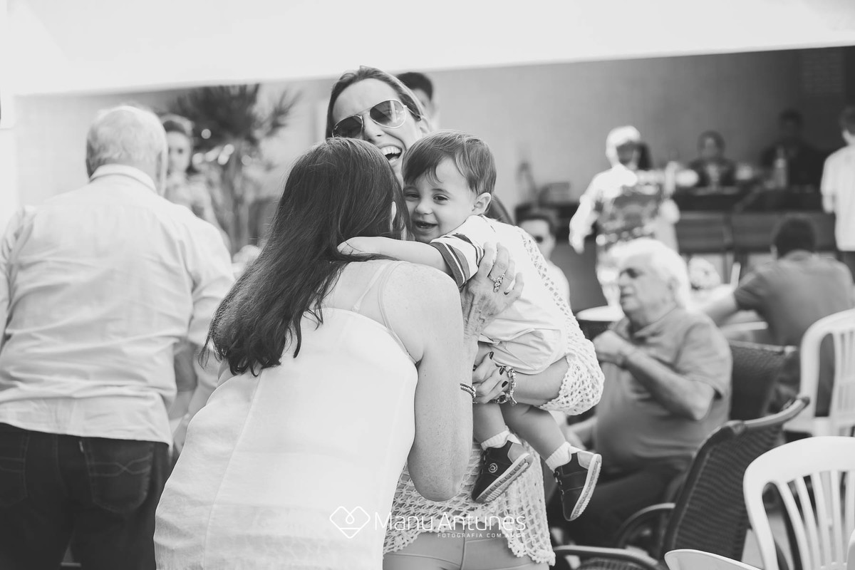 mulher abraçando menino