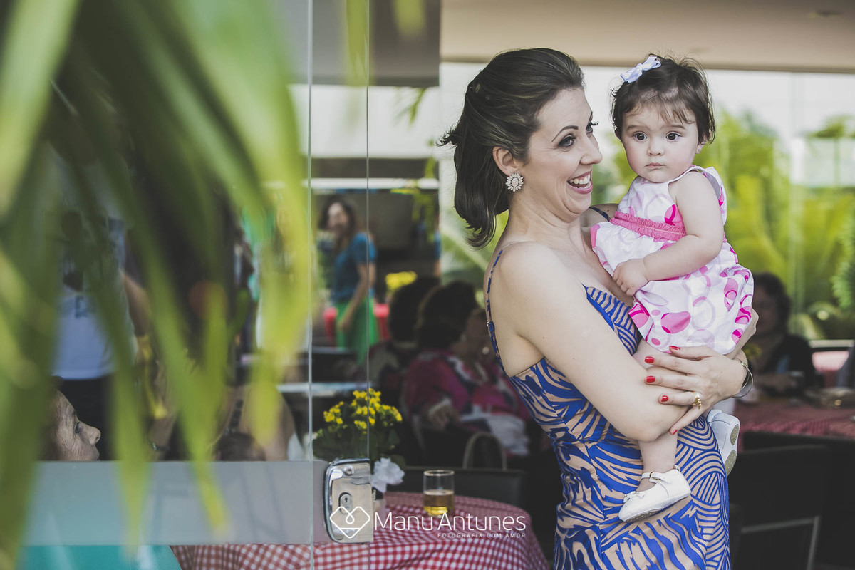 mulher e menina olhando para os lados