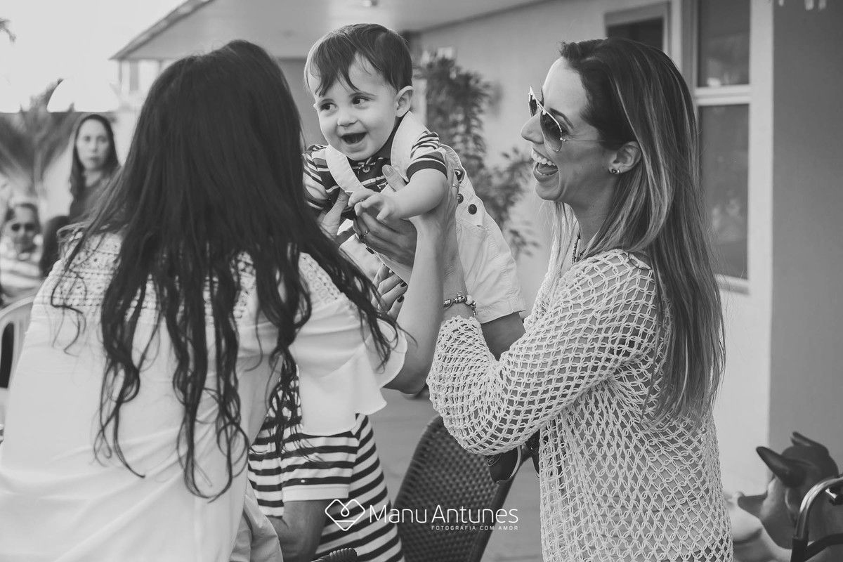 menino indo no colo das pessoas