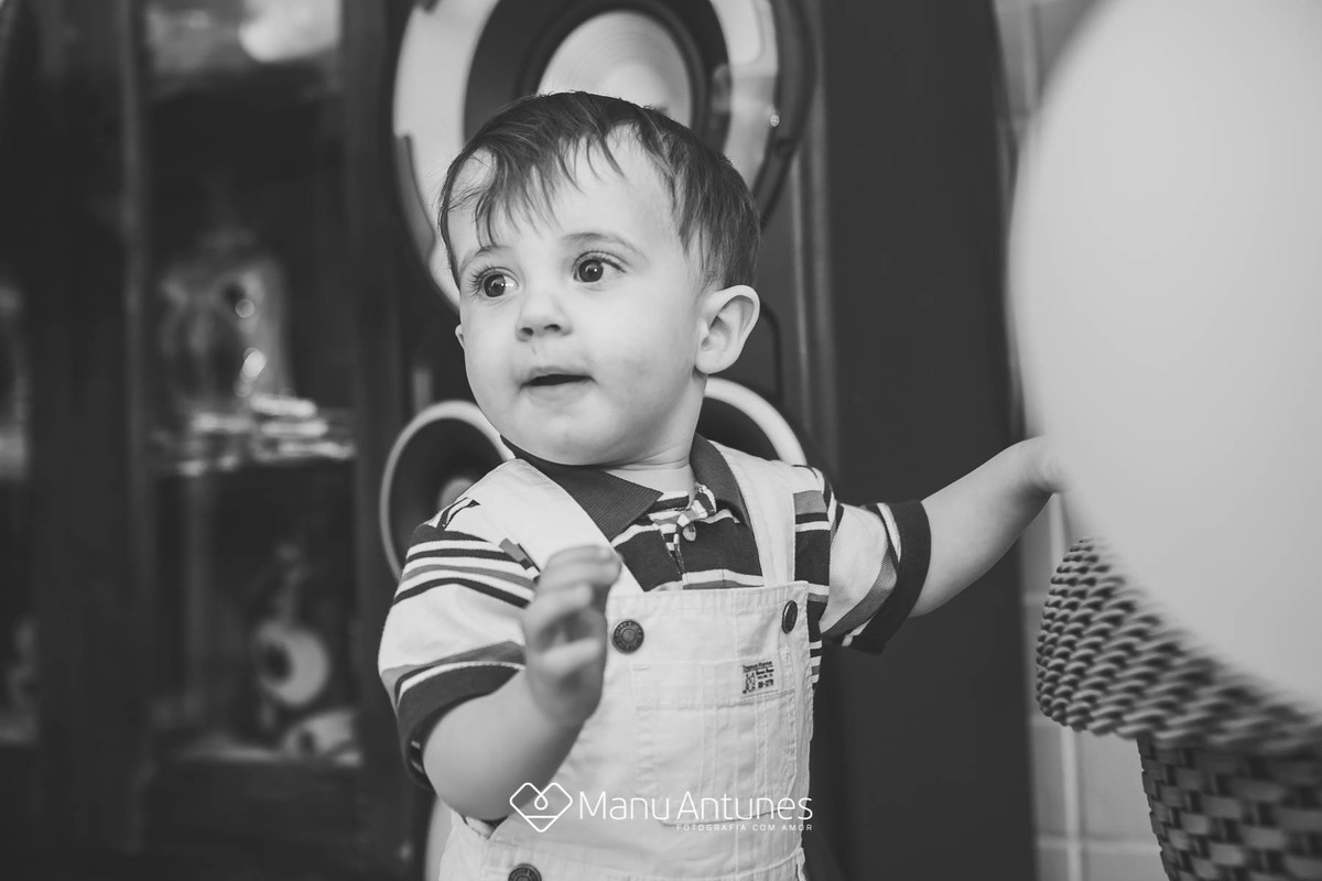 menino olhando para o lado