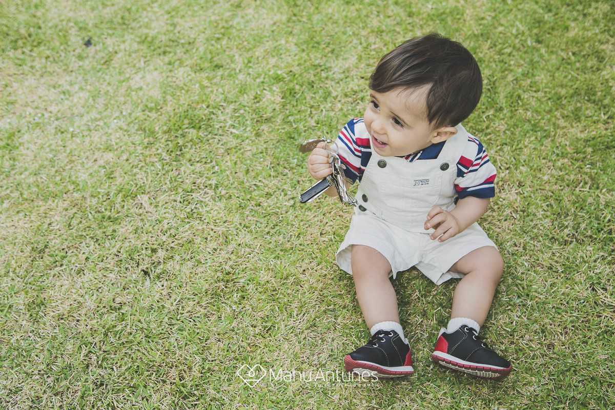 menino sentado no gramado