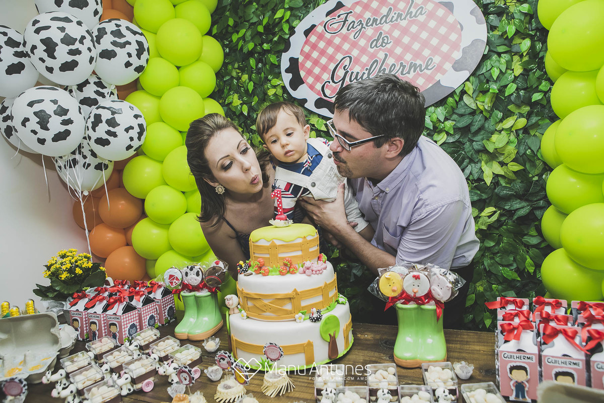 pais e filho soprando as velinhas
