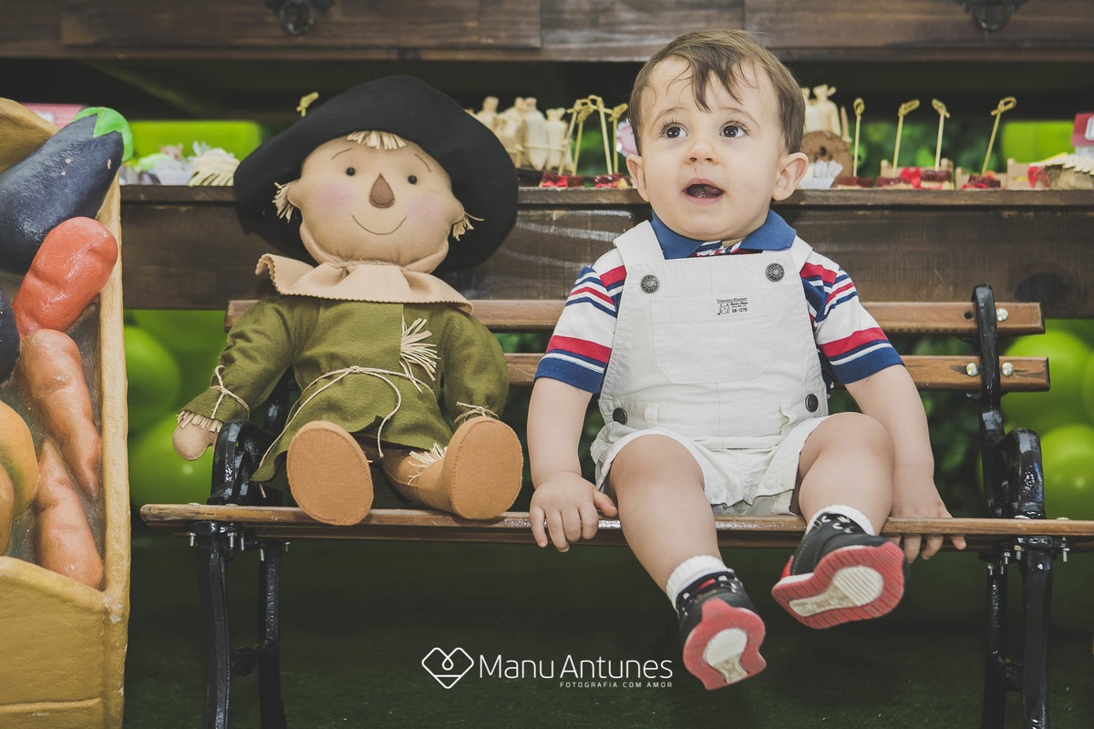 menino com cara de espanto