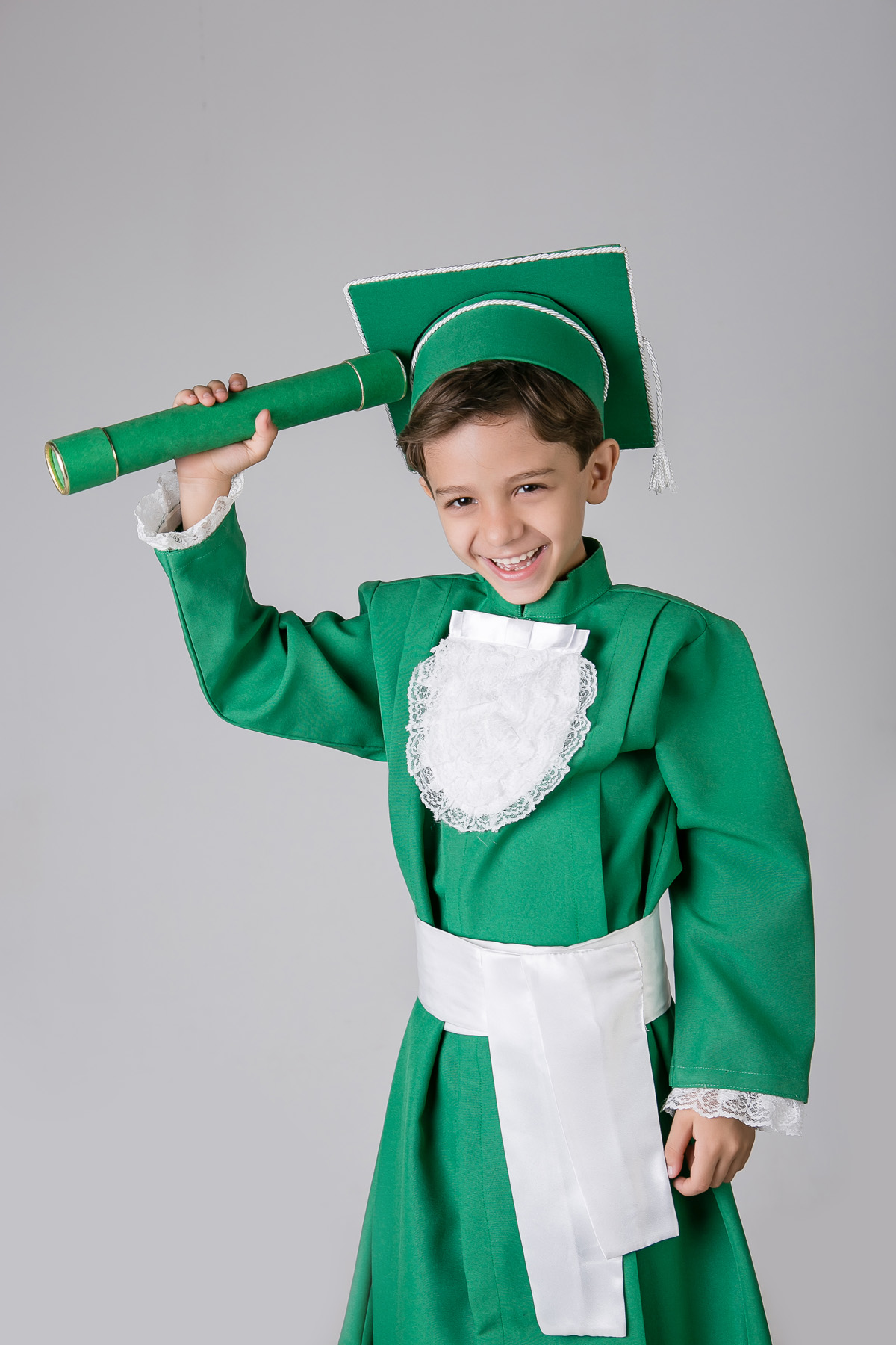 menino feliz na formatura