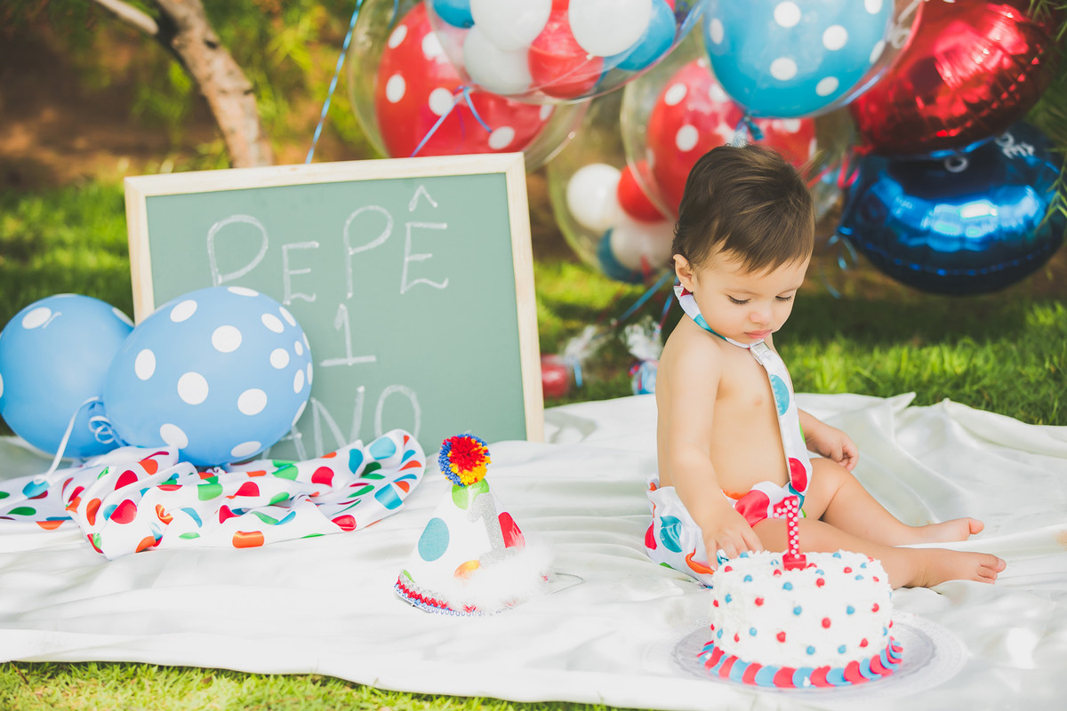 menino olhando para o bolo