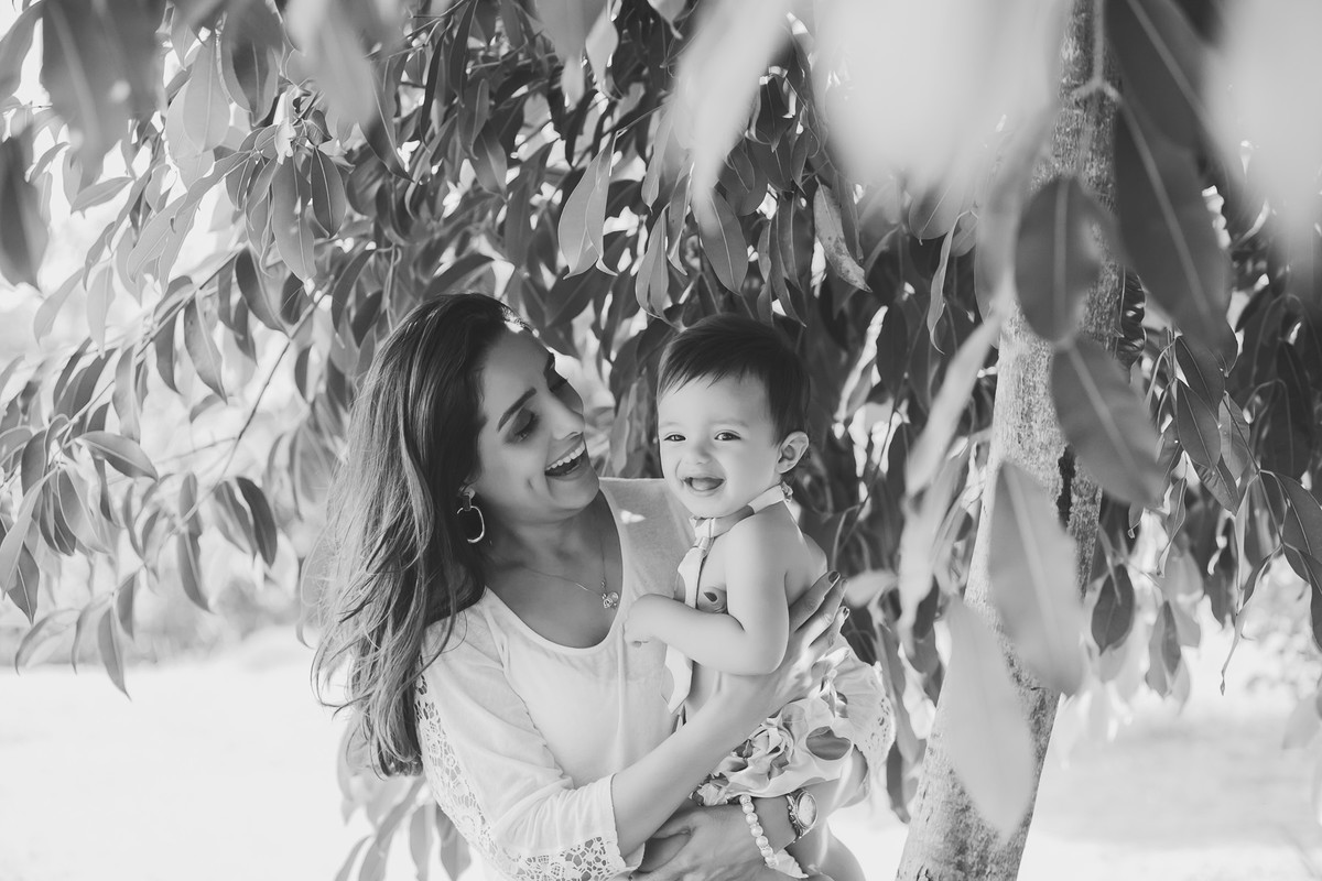 criança perto da árvore