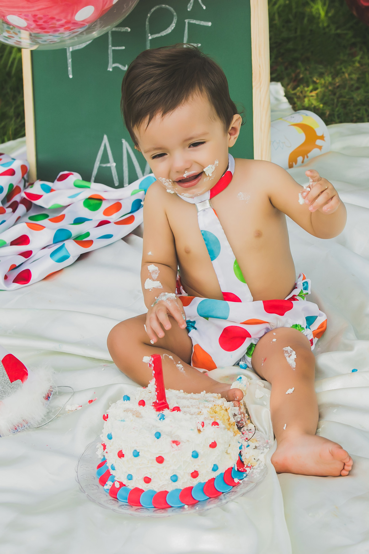 criança suja de bolo