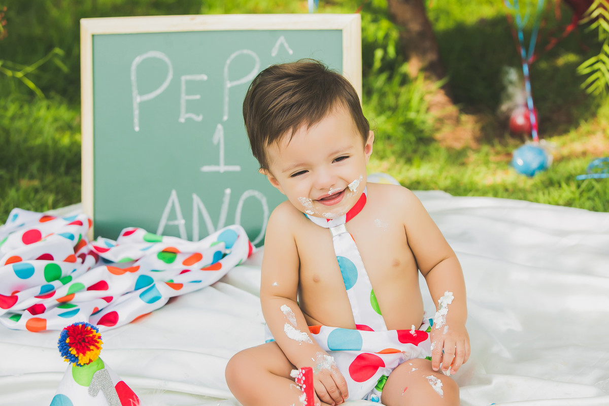 criança se lambuzando