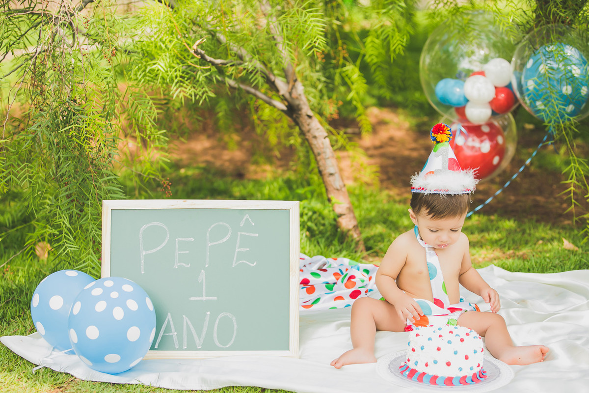 criança perto do bolo