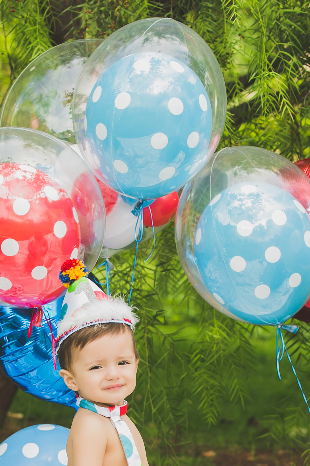 criança com balões