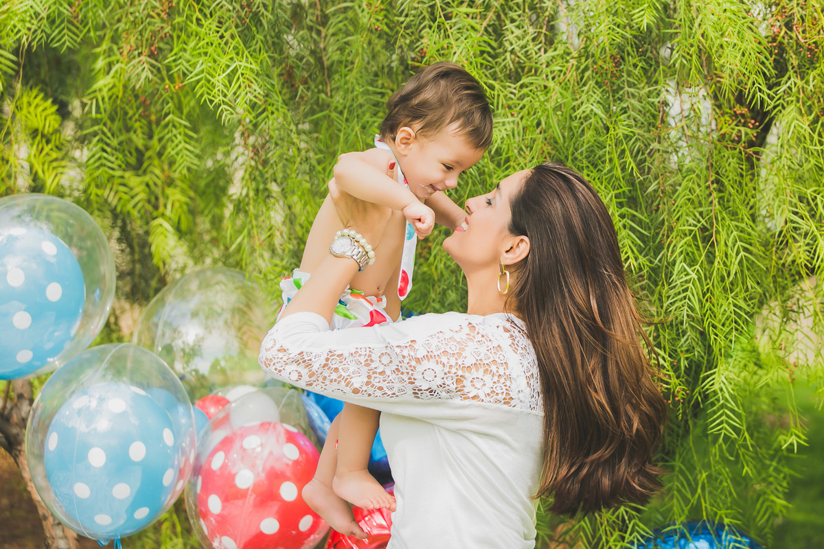 mãe levantando o filho