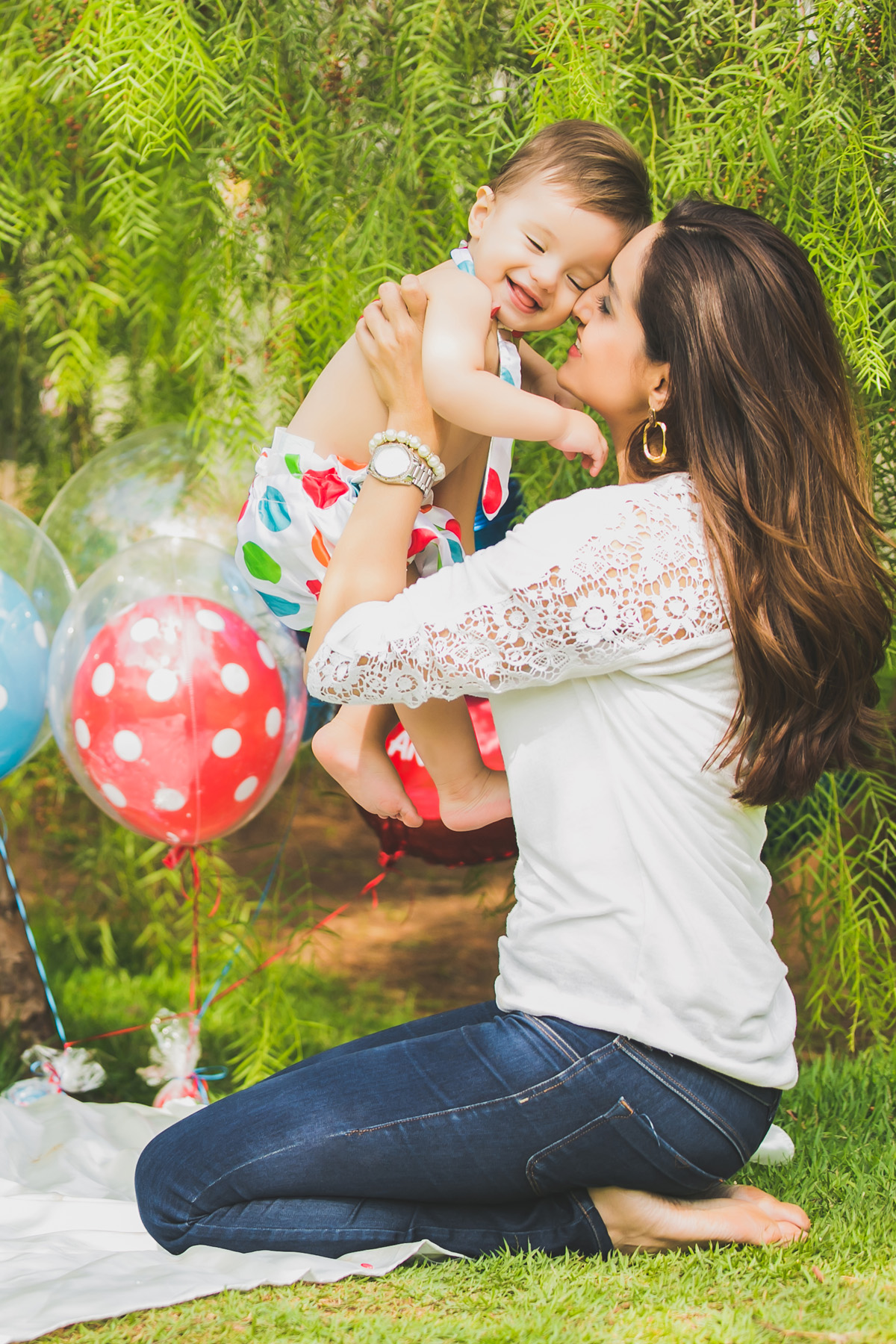 mãe fazendo carinho no filho