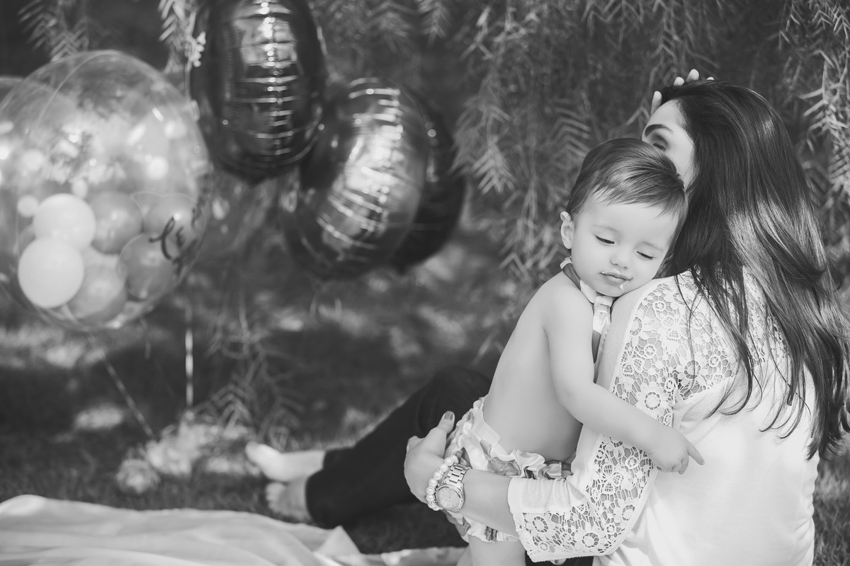 menino deitado nos ombros da mãe