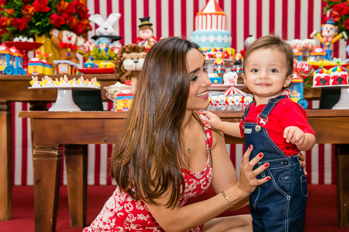 mamãe segurando o filho