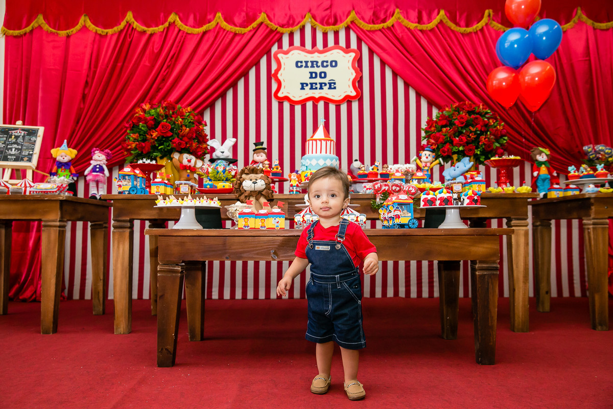 menino feliz em festa