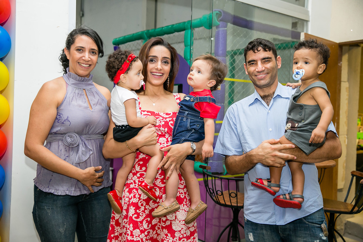 familiares e convidados de festa infantil