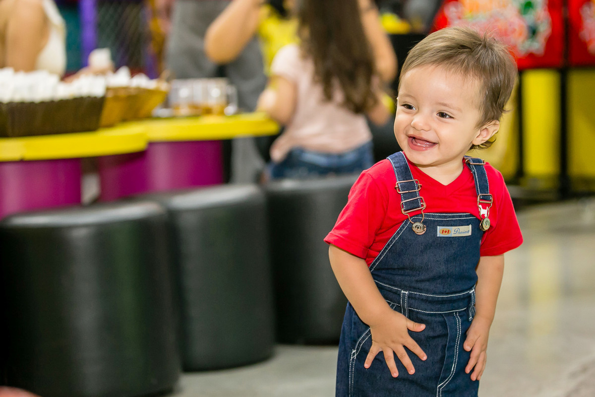 menino olhando e se divertindo