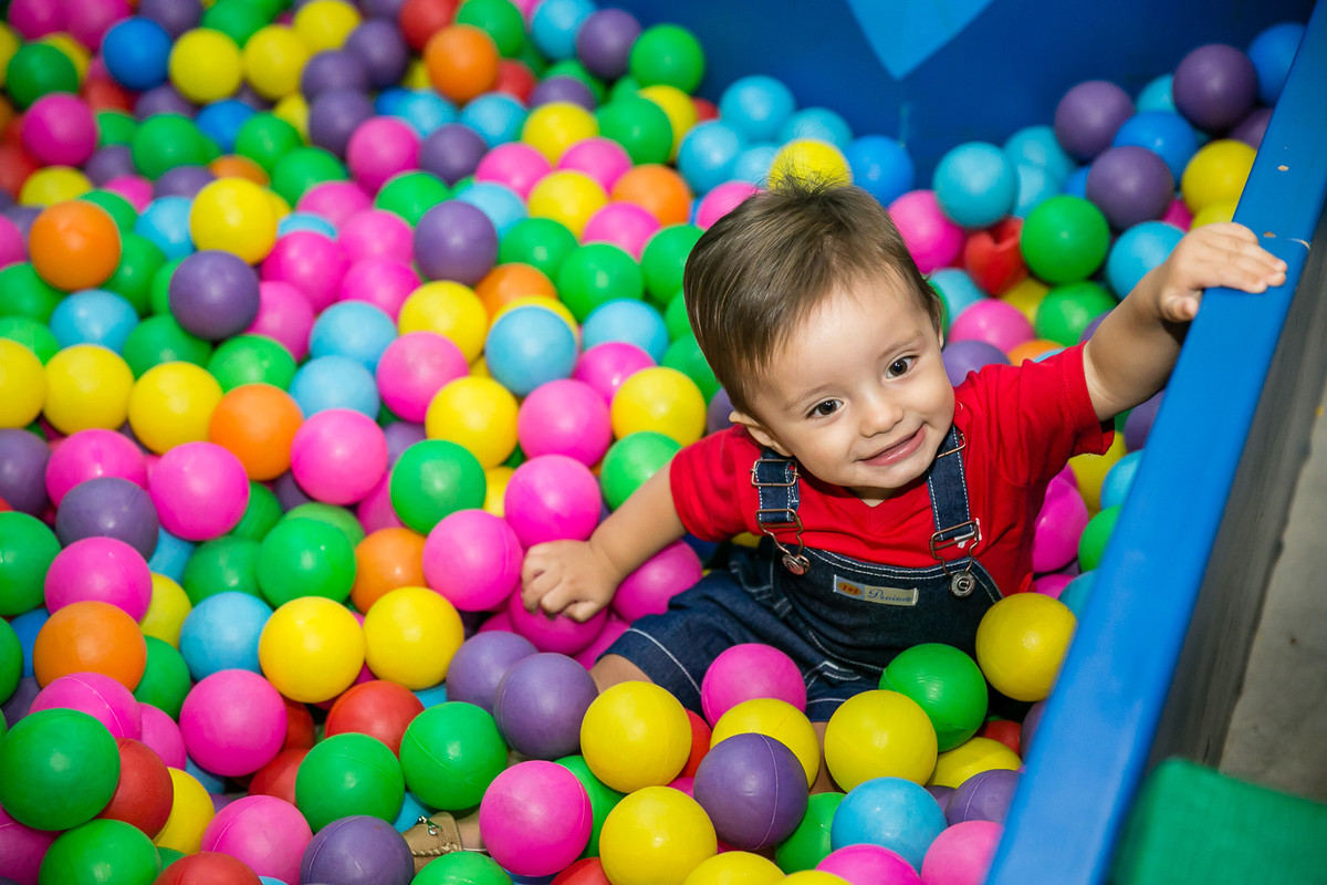 menino dentro da piscina de bolinhas