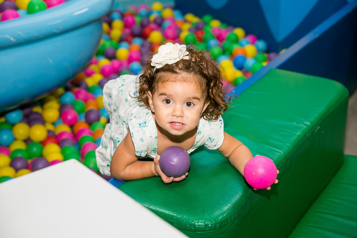 menina brincando com as bolinhas na festa
