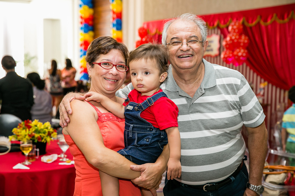 idosos em festa de criança